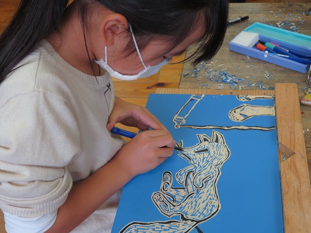 ４年生〉木版画、初めての挑戦！ - 松阪市立柿野小学校